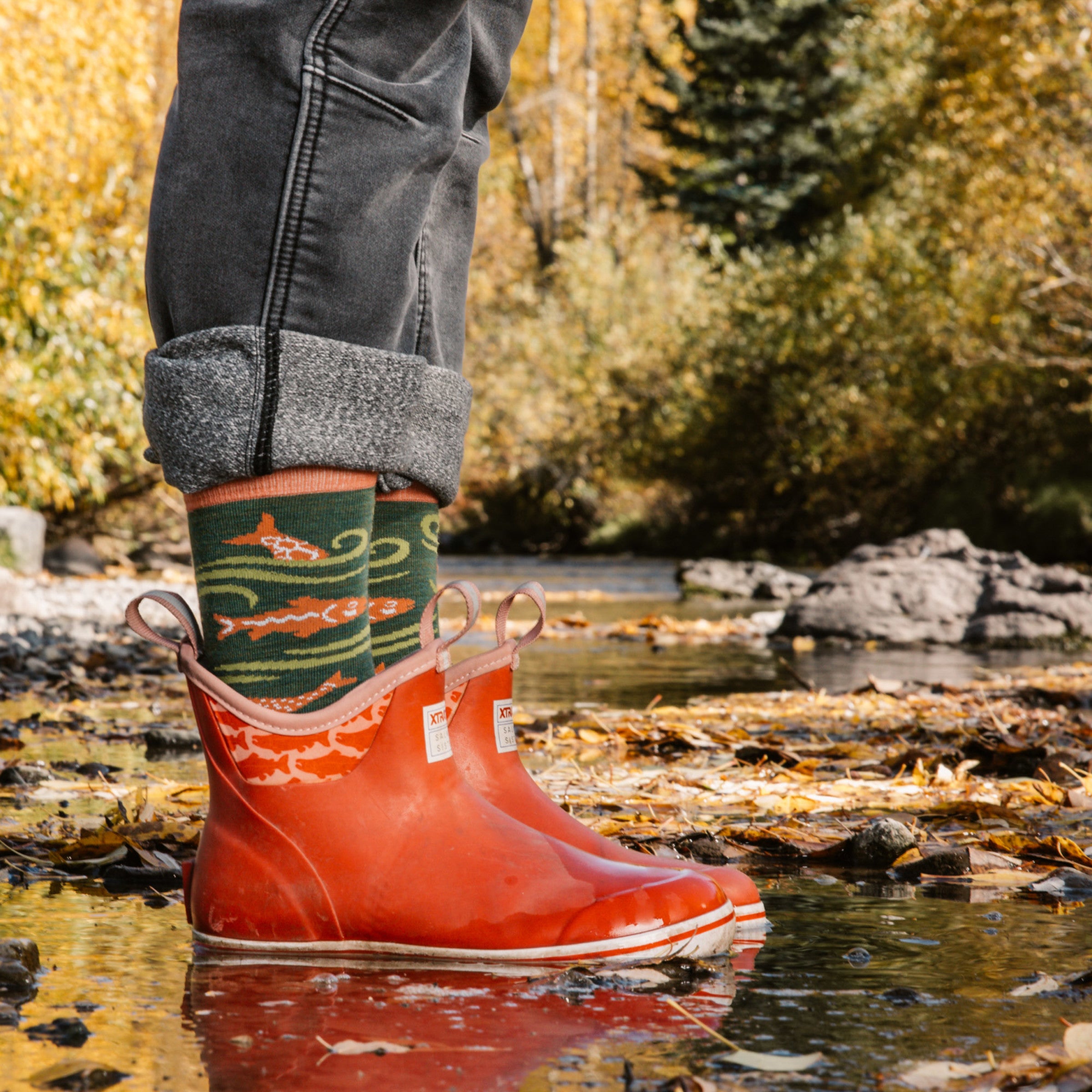 Models feet in short rubber boots standing in water wearing the 6122 Homer crew lifestyle sock in Kelp