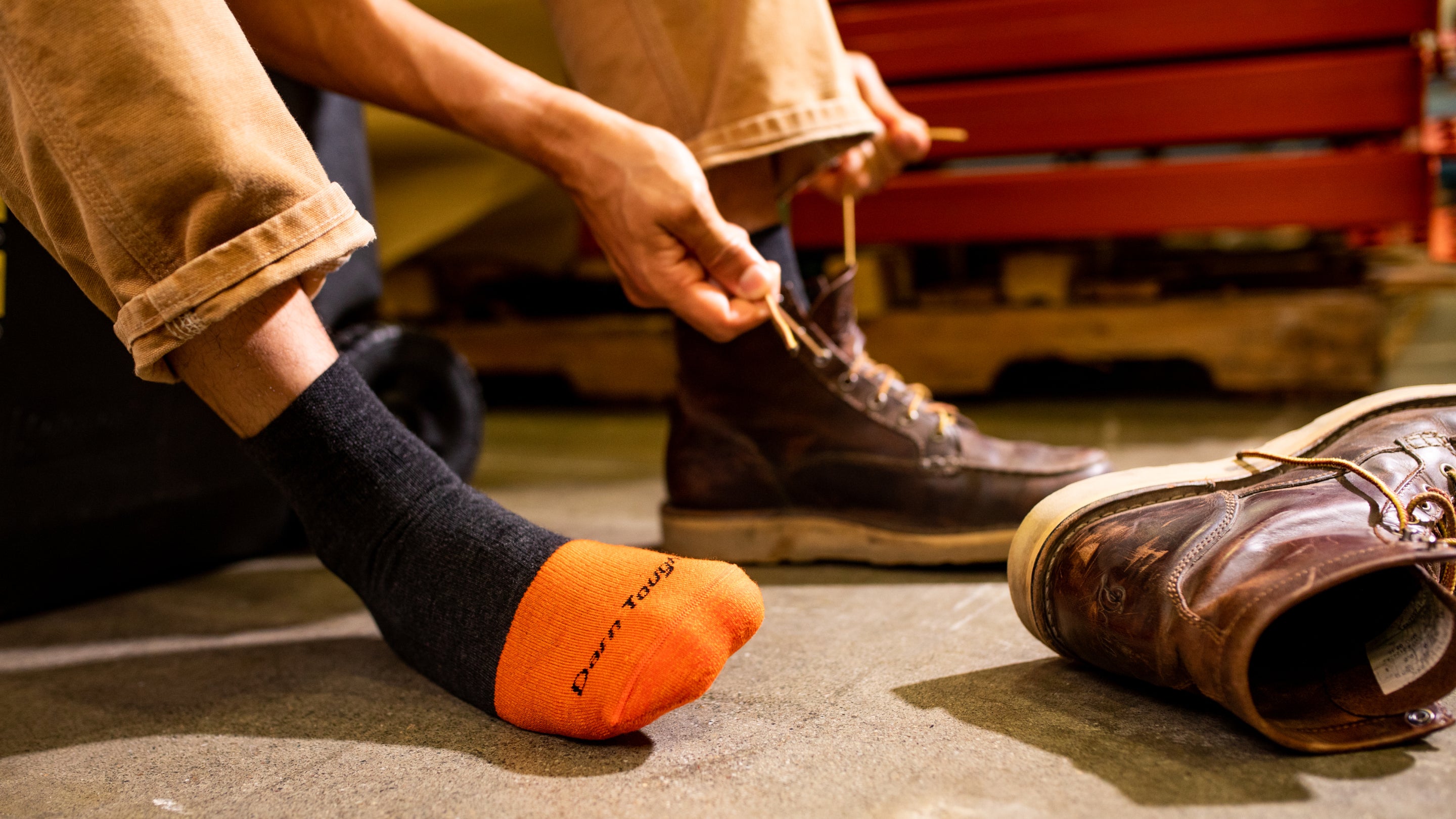 model wearing the men's steely quarter work sock in graphite