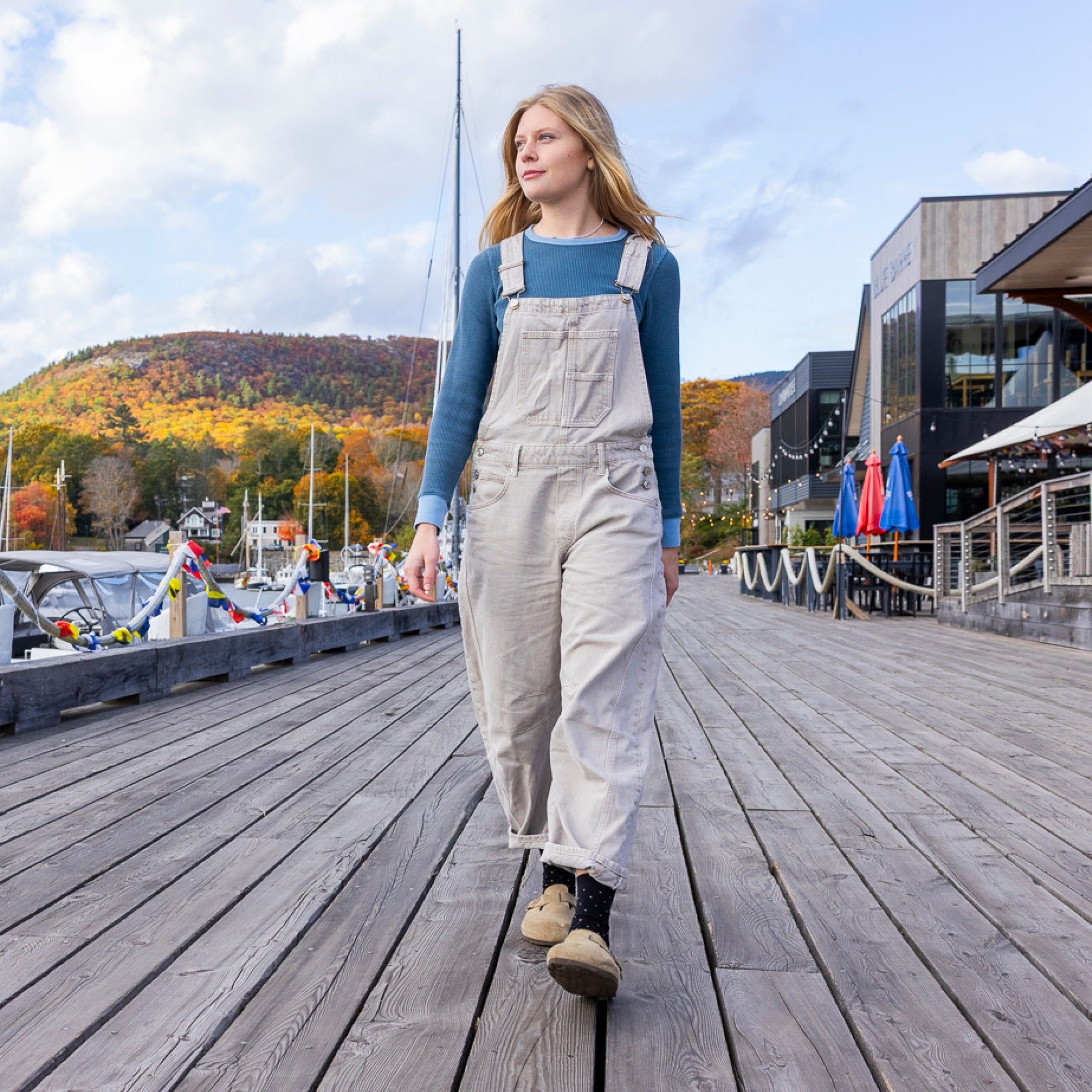 model walking the boardwalk wearing the 6110 pin drop lightweight lifestyle crew in black colorway