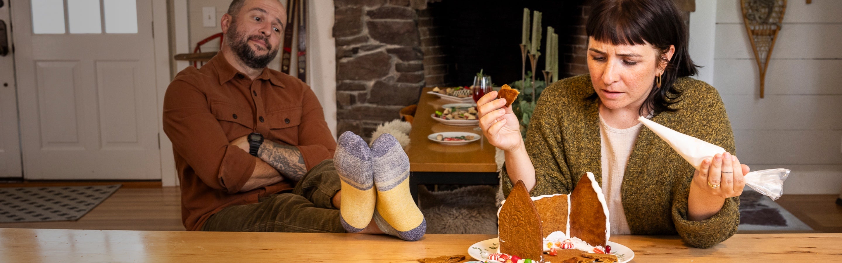 Deux randonneurs au sommet portant des chaussettes de randonnée Darn Tough