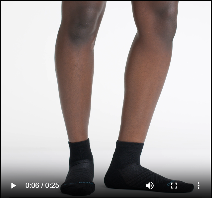 Model rotating 360 wearing the 1048 Quarter running sock in Black