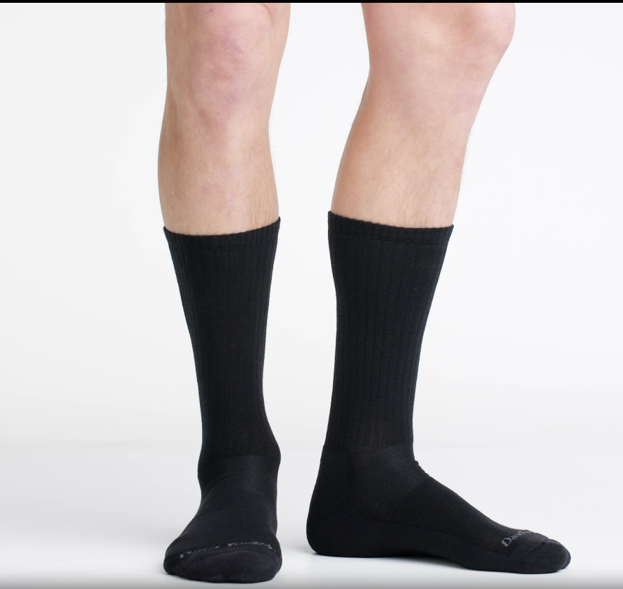 model rotating 360 wearing the 167 Standard crew in black 